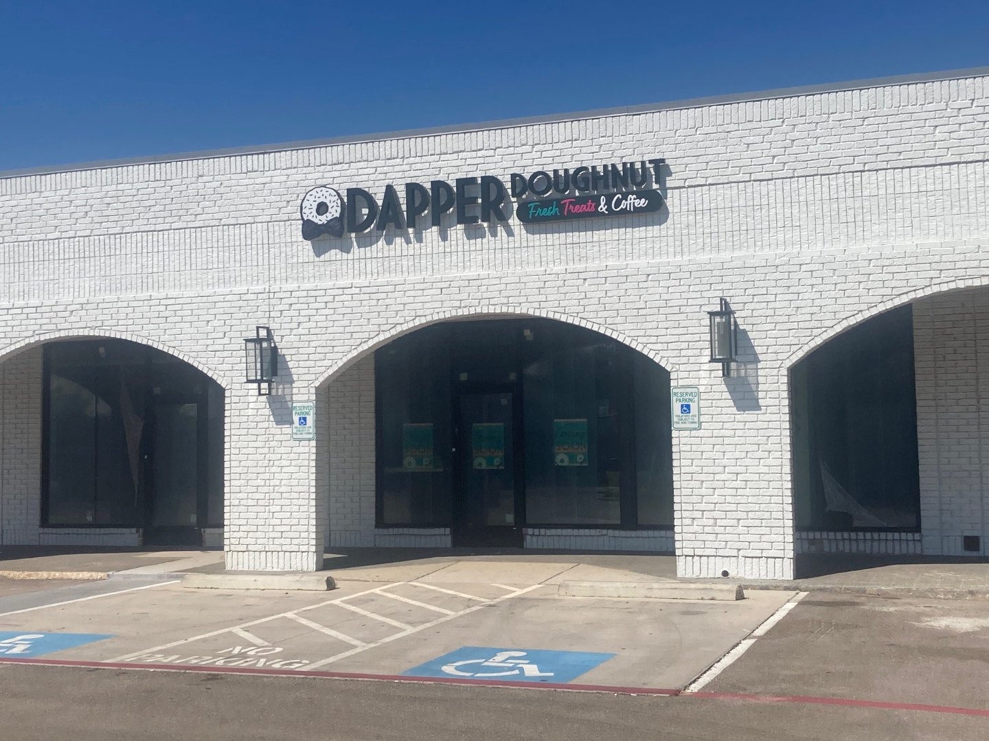 Dapper Doughnut storefront at 994 N Cooper St, Arlington, Texas.